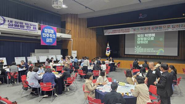 경남여성단체연합이 성평등 논의 없는 대선이 너무 답답해 '빛의 혁명에 성평등으로 답하라'라는 주제로 긴급 토론회를 14일 경남교육연수원 홍익관에서 열었다. /안지산 기자