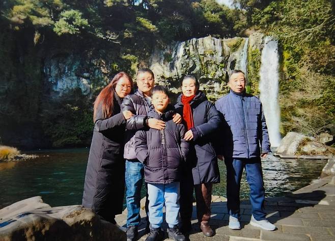 (왼쪽부터) 아들 김평섭 군, 정준 씨 언니, 정준 씨 어머니·아버지, 정준·김태상 씨 부부 가족. /본인 제공