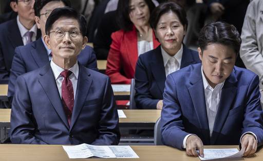 국민의힘 김문수 대선후보와 개혁신당 이준석 대선후보가 19일 서울 중구 서울시청에서 열린 '약자와 동행하는 서울 토론회'에 참석해 오세훈 서울시장의 환영사를 듣고 있다. /연합뉴스