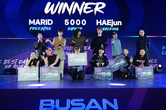 2025 부산스텝업댄스페스티벌 '월드 스트리트 1:1 배틀'(개인전)에서 우승한 영광의 얼굴과 심사위원 모습. 앞줄 왼쪽부터 쎄라 천유진(왁킹 2위), 해준 최해준(왁킹 1위), 키린 박세찬(힙합 2위), 오천 신승훈(힙합 1위), 마리드 김헤인(프리스타일 1위), 댄디 이상현(프리스타일 2위). 뒷줄 왼쪽부터 왁퀸, 제민, 고프, 기석, 타조, 팝핀 제이. 청년문화진흥협회 제공