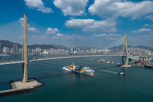 경북 포항을 출발해 팬스타미라클호를 타고 일본 서안 유명 관광지를 둘러보는 크루즈 상품이 첫 운항에 들어간다. 부산일보DB