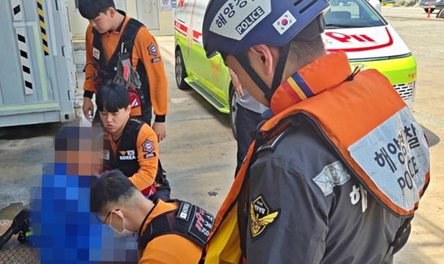 주말 휴일을 전후해 경남 남해안에서 크고 작은 사고가 잇따랐다. 응급환자 발생 신고를 받고 출동한 해양경찰 구조대가 부상자를 119구급대에 인계하고 있다. 통영해양경찰서