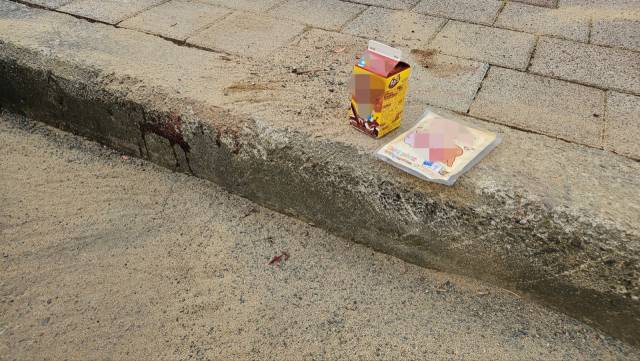 성탄절 살인 당시 사건 현장 모습. B 양 친구들이 두고 간 우유와 핫팩이 남겨져 있다. 김현우 기자