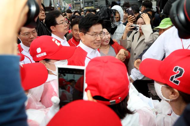 김문수 국민의힘 후보가 지지자들과 함께 선거 유세활동을 하고 있다.