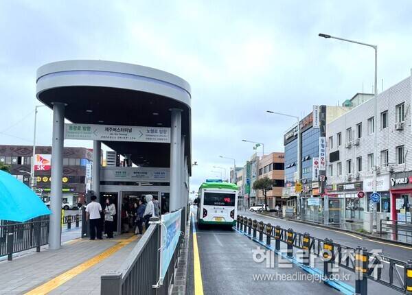 지난 9일 본격 개통해 운영을 시작한 양문형 버스 전용 섬식정류장. ⓒ헤드라인제주