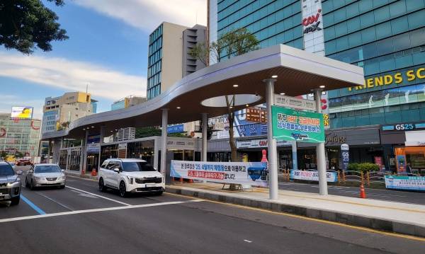 제주시 탐라장애인복지관 방면에 설치된 섬식정류장 전경. 지하철 플랫폼처럼 버스가 오가는 방향에 상관없이 양방향에서 모두 탑승할 수 있고, 빠르고 안전한 환승이 가능하다.