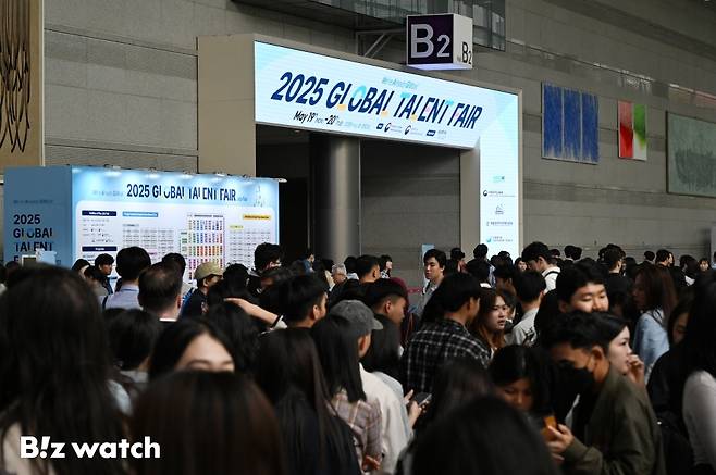 19일 서울 강남구 삼성동 코엑스에서 국내 구직자의 외국인 투자기업과 해외기업 취업, 외국인 유학생의 국내 취업을 지원하기 위해 마련된 '2025 글로벌 탤런트 페어'(Global Talent Fair)'개 개최되고 있다./사진=이명근 기자 qwe123@