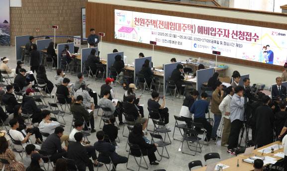 지난 12일 오전 인천 남동구 인천시청 중앙홀에 마련된 천원주택(전세임대주택) 접수처에서 예비입주자들이 서류접수를 하고 있다.(사진=뉴시스)