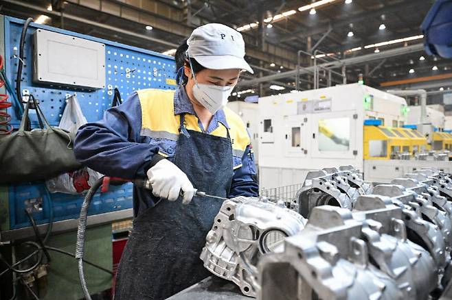 중국 동부 장쑤성 수저우의 한 자동차 부품 공장에서 직원이 일하고 있다. (사진=AFP)