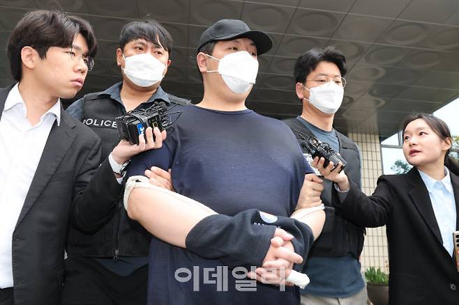 서울 강북구 미아역 인근의 한 마트에서 흉기 난동을 벌여 여성 한 명을 살해한 김성진이 1일 오전 서울 강북경찰서에서 검찰로 송치되고 있다. (사진=이영훈 기자)