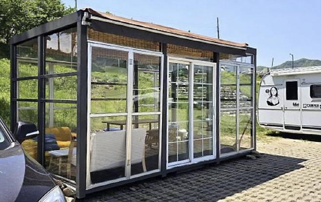 충주 단월 수변공원 주차장에 불법으로 설치된 사설 건축물. (사진=뉴시스)