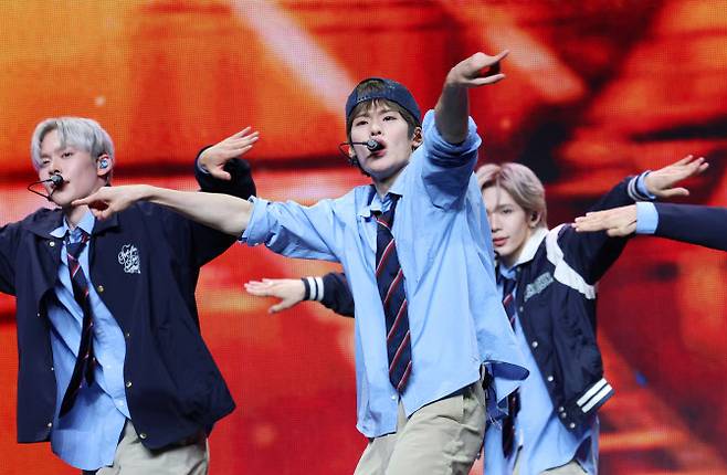 라이즈(RIIZE) 소희가 19일 오전 서울 용산구 블루스퀘어에서 가진 첫 정규 앨범 ‘오디세이(ODYSSEY)’ 발매 기념 쇼케이스에서 타이틀 곡 ‘Fly Up’(플라이 업)을 선보이고 있다, (사진=뉴스1)