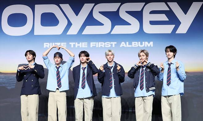 라이즈(RIIZE) 앤톤(왼쪽부터)과 소희, 원빈, 은석, 쇼타로, 성찬이 19일 오전 서울 용산구 블루스퀘어에서 가진 첫 정규 앨범 ‘오디세이(ODYSSEY)’ 발매 기념 쇼케이스에서 포즈를 취하고 있다.(사진=뉴스1)
