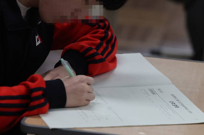 2026학년도 대학수학능력시험 대비 올해 첫 전국연합학력평가(모의고사)가 진행된 26일 부산 동구 부산고등학교 3학년 교실에서 학생들이 문제를 풀고 있다. 해당 사진은 기사 본문과 직접적 관련이 없음. (사진=뉴시스)