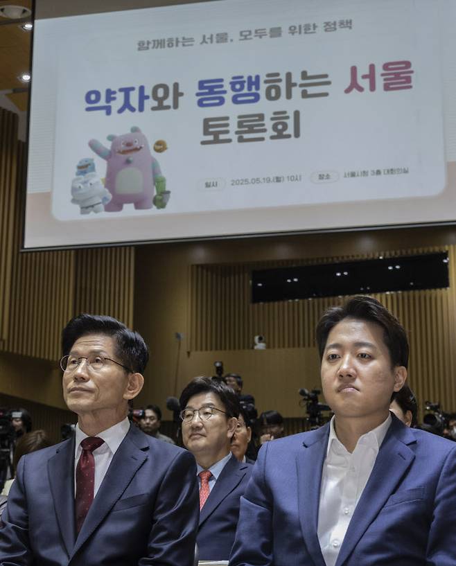 국민의힘 김문수 대선후보(왼쪽)와 개혁신당 이준석 대선후보가 19일 서울 중구 서울시청에서 열린 ‘약자와 동행하는 서울 토론회’에 참석해 나란히 앉아 있다.(사진=연합뉴스)