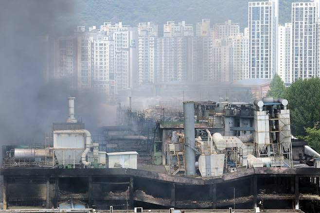 금호타이어 광주공장 화재 발생 이틀째인 18일 광주 광산구 소촌동 일대 도심이 검은 연기로 뒤덮이고 있다. (사진=연합뉴스)