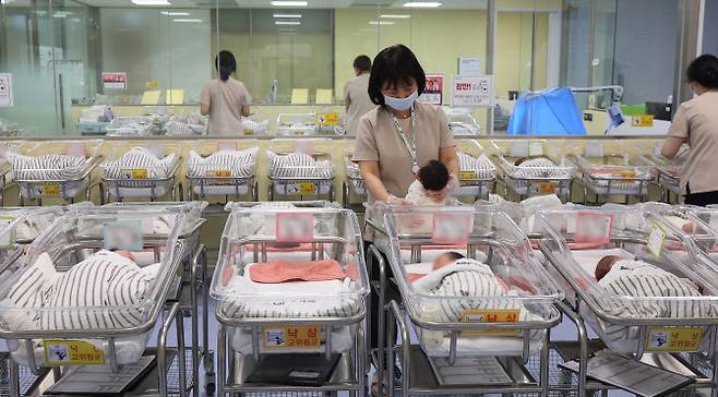 인천 미추홀구 아인병원에서 의료진이 신생아들을 보살피고 있다. (사진=연합뉴스)