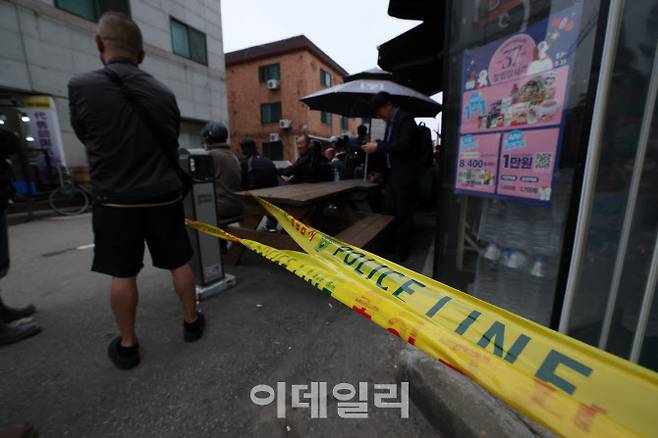 중국인 2명을 살해하고 한국인 2명을 흉기로 찔러 중상을 입힌 뒤 도주하다 검거된 차철남이 범행을 저지른 편의점 일대에 폴리스라인이 쳐져 있다.(사진=뉴스1)