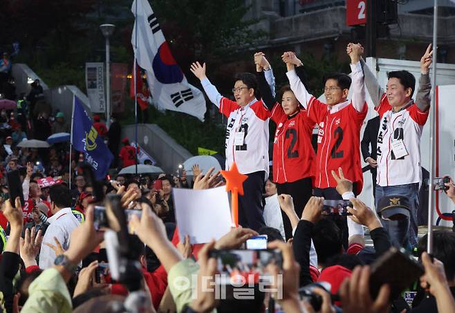 [이데일리 방인권 기자] 김문수 국민의힘 대통령 후보가 19일 서울역 광장에서 열린 “쏘울을 새롭게” 집중 유세에서 안철수 공동 선거대책위원자과 함께시민들에게 인사하고 있다.