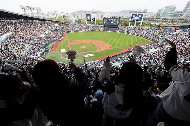 5일 '어린이날 매치' LG 트윈스와 두산 베어스 경기가 열린 서울 잠실야구장이 전석 매진된 모습