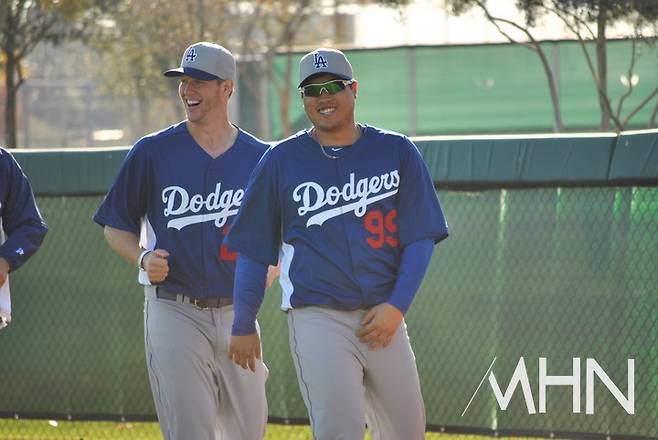 (지난 2013년 다저스 스프링캠프에서 류현진(오른쪽)과 클레이튼 커쇼가 함께 운동을 하고 있다)
