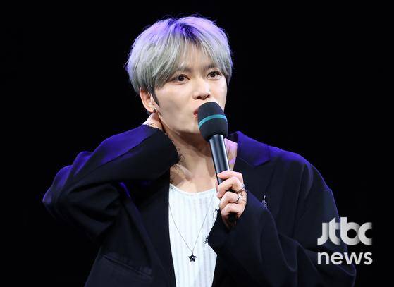 가수 김재중이 19일 오후 서울 상암 MBC에서 열린 EP '뷰티 인 카오스(Beauty in Chaos') 기자간담회에서 컴백 소감을 말하고 있다. 박세완 엔터뉴스팀 기자 park.sewan@jtbc.co.kr