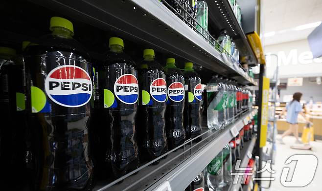 서울의 한 대형마트에 진열된 롯데칠성음료 제품의 모습. 2024.5.29/뉴스1 ⓒ News1 이재명 기자