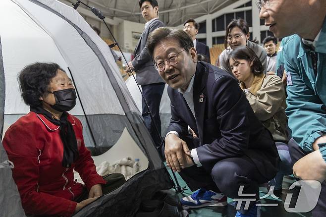 이재명 더불어민주당 대통령 후보가 17일 오후 광주 광산구 광주여자대학교 유니버시아드 체육관에 마련된 금호타이어 화재 대피소를 찾아 이재민을 위로하고 있다. (공동취재) 2025.5.17/뉴스1 ⓒ News1 이재명 기자