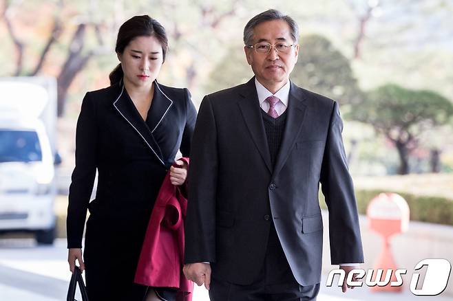 2017년 10월 당시 추명호 전 국정원 국익정보국장(오른쪽)과 김계리 변호사. 2017.10.31/뉴스1 ⓒ News1 유승관 기자