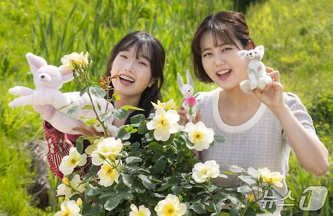 에버로즈 앞에서 사막여우 굿즈를 들고있는 입장객들의 모습(에버랜드 제공)