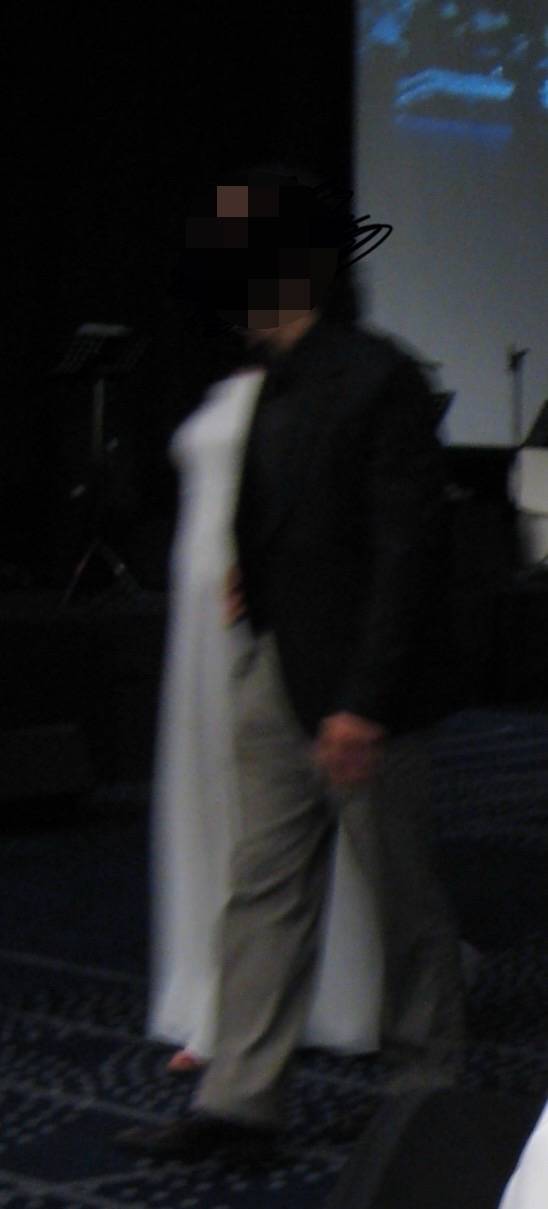 남편 친구의 외국인 여자 친구가 흰 드레스를 입고 등장한 모습. (온라인 커뮤니티)