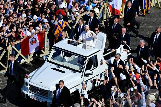 레오 14세 교황이 18일(현지시간) 바티칸 성 베드로 광장에서 열린 즉위 미사에 참석하며 손을 흔들고 있다. ⓒ AFP=뉴스1