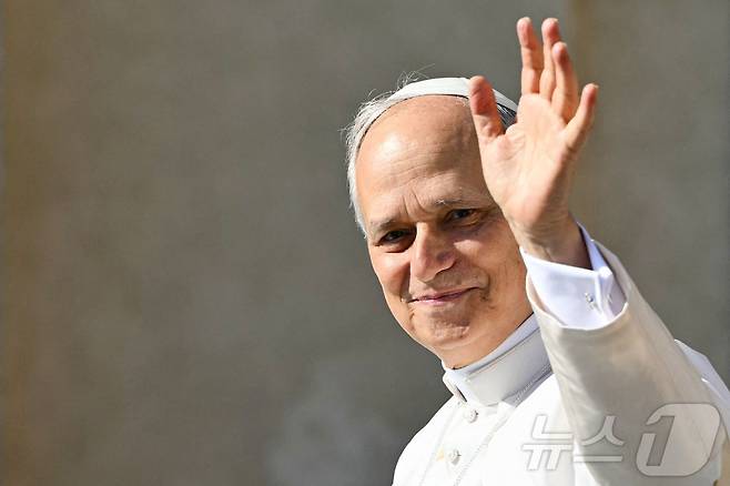 레오 14세 교황이 18일(현지시간) 바티칸 성 베드로 광장에서 열린 즉위 미사에 참석하며 손을 흔들고 있다.ⓒ AFP=뉴스1