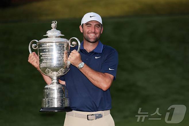 스코티 셰플러가 19일(한국시간) 열린 PGA 챔피언십에서 우승한 뒤 트로피를 들고 포즈를 취하고 있다. ⓒ AFP=뉴스1