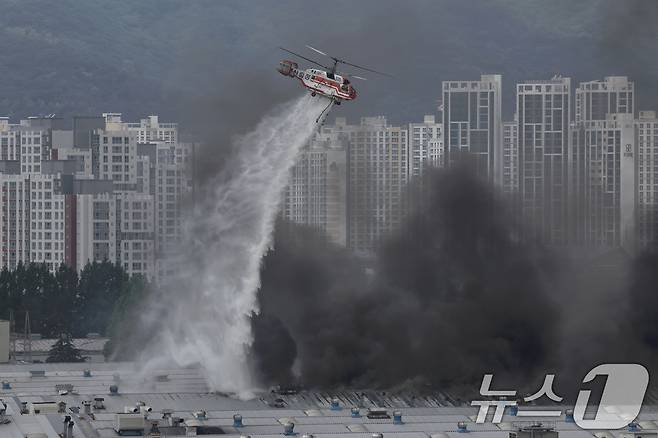 17일 오전 7시 11분 광주 광산구 소촌동 금호타이어 광장공장에서 화재가 발생해 소방당국이 소방헬기를 동원해 진화 작업을 하고 있다 2025.5.19/뉴스1 ⓒ News1 김태성 기자