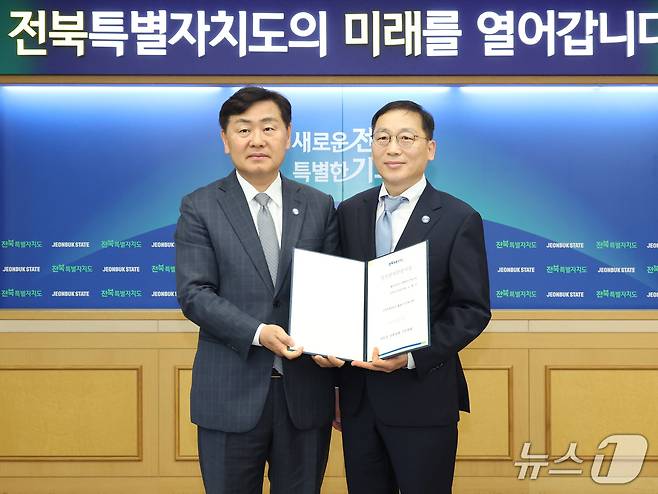 노홍석 신임 전북도 행정부지사(오른쪽)가 김관영 도지사와 기념 촬영을 하고 있다.(전북자치도 제공. 재판매 및 DB금지)/뉴스1