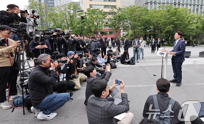 이준석 개혁신당 대통령 후보가 19일 오전 서울 종로구 광화문광장 이순신 동상 앞에서 기자회견을 하고 있다. 2025.5.19/뉴스1 ⓒ News1 김성진 기자