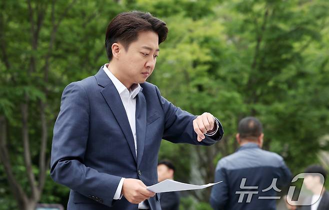 이준석 개혁신당 대통령 후보가 19일 오전 서울 종로구 광화문광장 이순신 동상 앞에서 열린 기자회견에 참석하며 시계를 바라보고 있다. 2025.5.19/뉴스1 ⓒ News1 김성진 기자