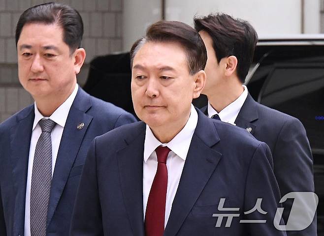 윤석열 전 대통령이 19일 오전 서울 서초구 중앙지방법원에서 열린 내란 우두머리 혐의, 직권남용 권리행사방해 혐의 사건 4차 공판에 출석, 취재진의 질문을 받으며 이동하고 있다. 2025.5.19/뉴스1 ⓒ News1 사진공동취재단