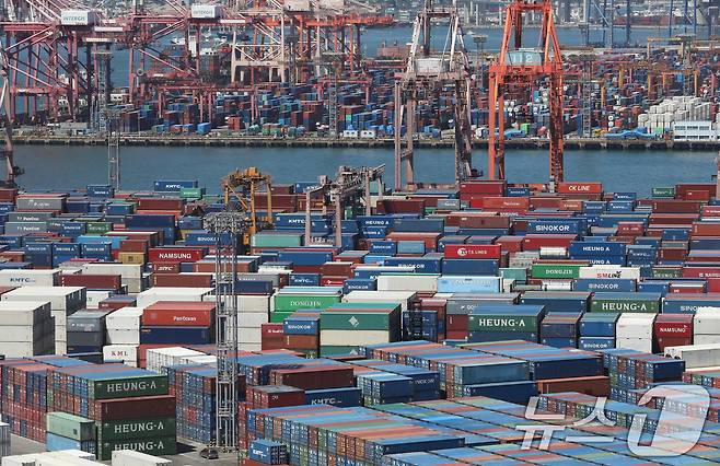 부산항 신선대부두와 감만부두 야적장에 컨테이너가 가득 쌓여 있다. ⓒ News1 윤일지 기자
