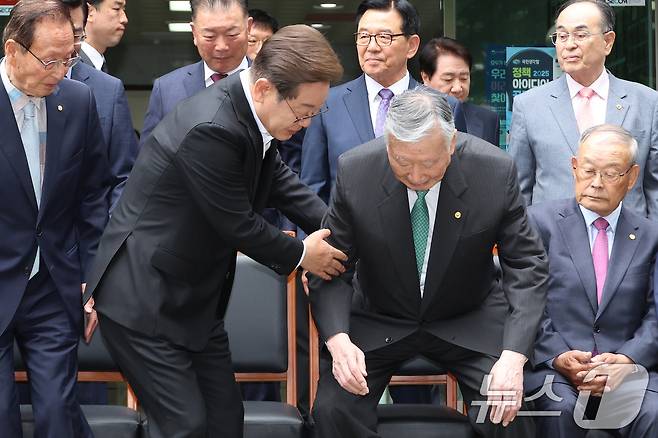 이재명 더불어민주당 대통령 후보가 19일 서울 용산구 대한노인회관을 방문, 기념촬영 자리에 앉는 이중근 회장을 부축하고 있다. (공동취재) 2025.5.19/뉴스1 ⓒ News1 안은나 기자