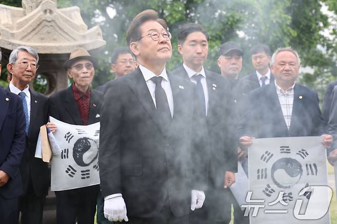 이재명 더불어민주당 대통령 후보가 19일 서울 용산구 백범김구 묘역을 찾아 참배하고 있다. (공동취재) 2025.5.19/뉴스1 ⓒ News1 안은나 기자