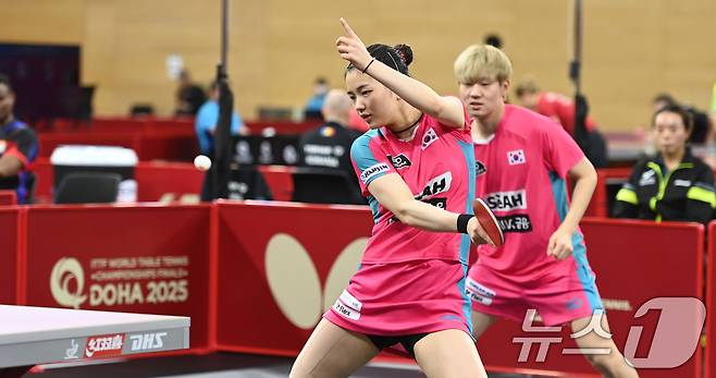 오준성, 김나영이 18일(현지시간) 카타르 도하 카타르대학교 스포츠 콤플렉스에서 열린 2025 국제탁구연맹(ITTF) 세계선수권대회 혼성복식 64강 뉴질랜드 딘 슈, 조슬린 램 조와 경기를 펼치고 있다. 2025.5.19/뉴스1 ⓒ News1 사진공동취재단