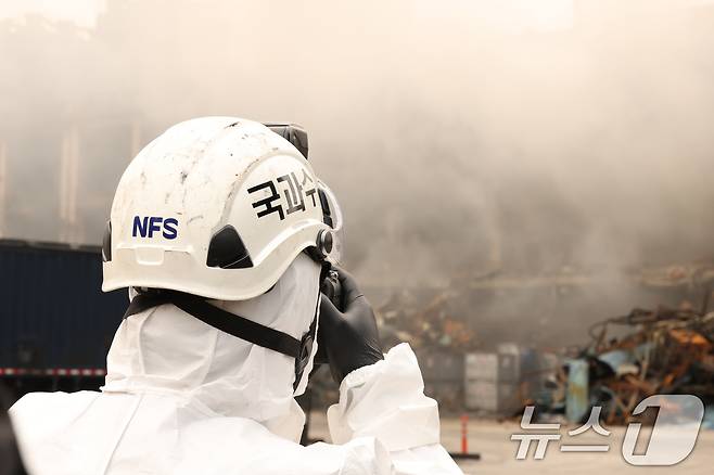 19일 오전 광주 광산구 소촌동 금호타이어 광주공장 화재 현장에 감식을 위해 국립과학수사연구원(국과수)이 현장을 살피고 있다. 2025.5.19/뉴스1 ⓒ News1 이승현 기자