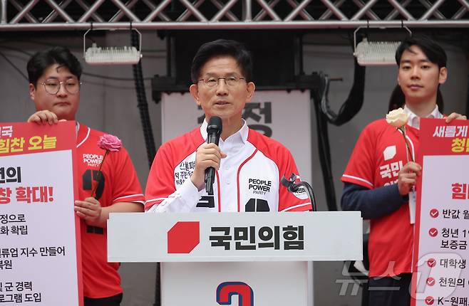 김문수 국민의힘 대통령 후보가 19일 오전 서울 중구 청계광장 소라탑 앞에서 '청년이 바라는 대한민국' 정책 공약 발표를 하고 있다. (공동취재) 2025.5.19/뉴스1 ⓒ News1 김민지 기자