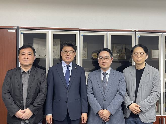 사진 왼쪽부터 유기윤 한국디지털헬스산업협회 상임이사, 진성준 민주당 정책위의장 겸 제21대 대선 민주당 중앙선대위 정책본부장, 김영웅 한국디지털헬스산업협회 회장, 배민철 한국디지털헬스산업협회 사무국장.(디산협 제공)