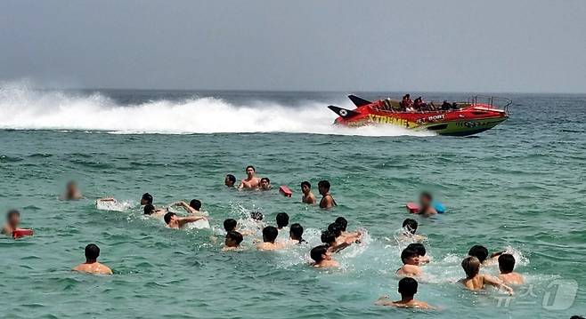 경포해수욕장에서 물놀이하는 시민들.(뉴스1 DB)ⓒ News1 윤왕근 기자
