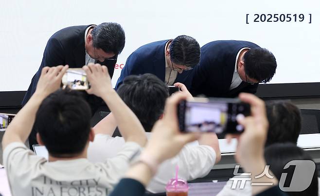 김희섭 SKT PR센터장(왼쪽부터), 임봉오 SKT MNO 사업부장, 류정환 SKT 네트워크인프라 센터장이 19일 서울 중구 삼화타워에서 SKT 일일브리핑에 앞서 고개 숙여 인사하고 있다. 2025.5.19/뉴스1 ⓒ News1 김성진 기자