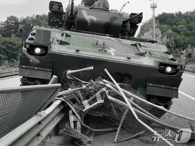 (충주=뉴스1) 박건영 기자 = 19일 낮 12시30분쯤 충북 충주시 앙성면의 한 왕복 4차로 국도에서 육군 모 부대 장갑차가 중앙분리대 위에 올라타는 사고가 발생했다.(충주경찰서 제공. 재판매 및 DB 금지)