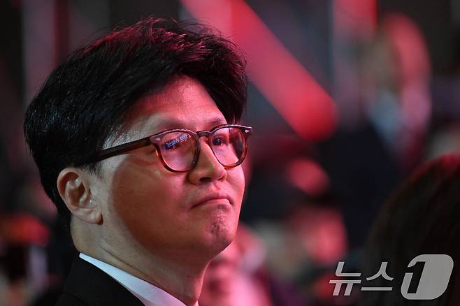 한동훈 국민의힘 대선 경선 후보가 3일 경기 고양시 킨텍스에서 열린 제5차 전당대회에서 김문수 후보의 수락 연설을 바라보고 있다. (공동취재) 2025.5.3/뉴스1 ⓒ News1 김민지 기자